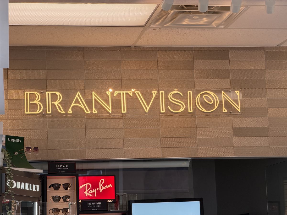 Letrero iluminado dentro de la sede Brantvision