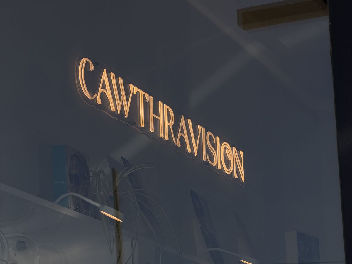 Letrero iluminado de Cawthravision visto desde la calle
