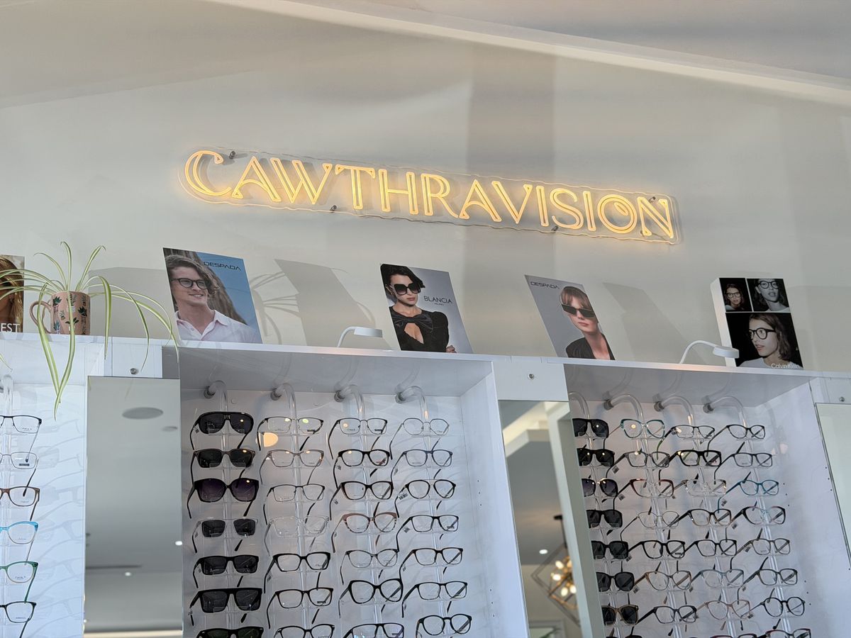 Interior de la sede Cawthravision con su letrero y exhibidores