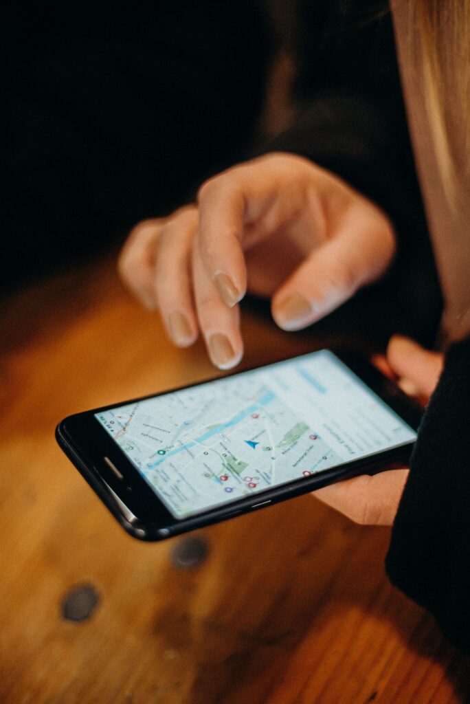 Persona sosteniendo un smartphone Android con un mapa de navegacion abierto en pantalla