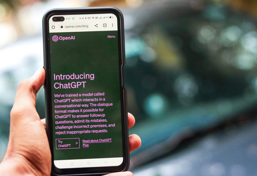 Primer plano de un celular mostrando la app de ChatGPT en la mano de una persona