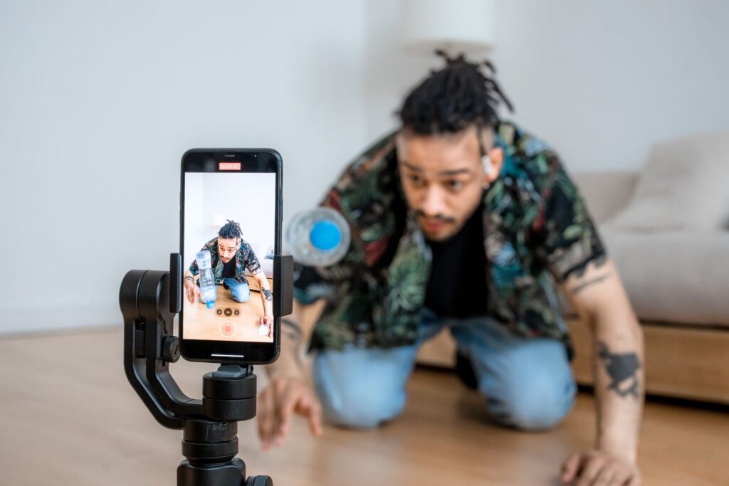 Hombre grabando contenido con un smartphone en un estabilizador