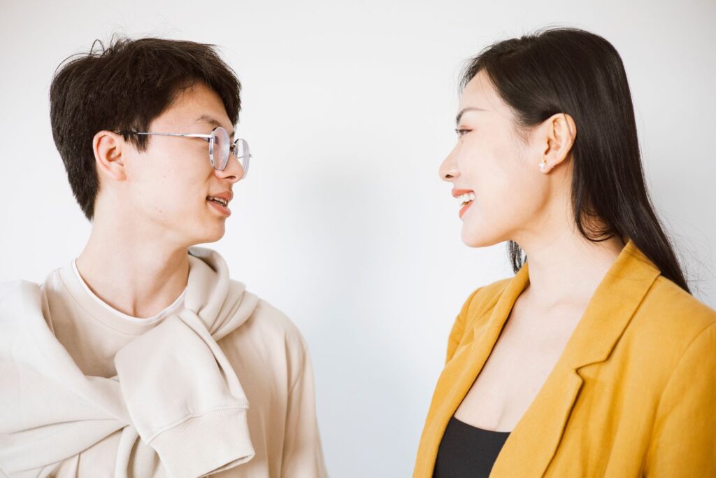 Hombre y mujer sosteniendo una conversacion calida y cercana